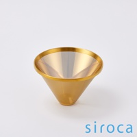 金色金屬濾網咖啡濾杯，帶有細緻的條紋紋理和圓形開口。