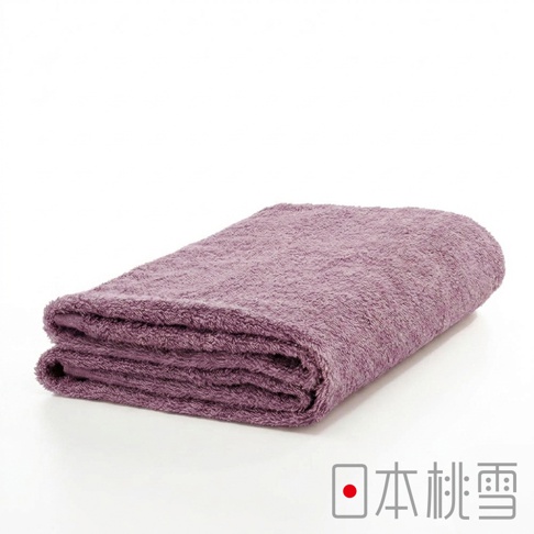 一張摺疊整齊的紫色日本桃雪精梳棉飯店浴巾，置於純白色背景中央，整體呈現出柔軟且厚實的質感，右下角印有日本桃雪品牌標誌。