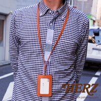 皮革直式證件識別夾，附有細長掛繩，夾身為棕色皮革，內嵌透明證件套，整體設計簡約，適合搭配日常服飾。