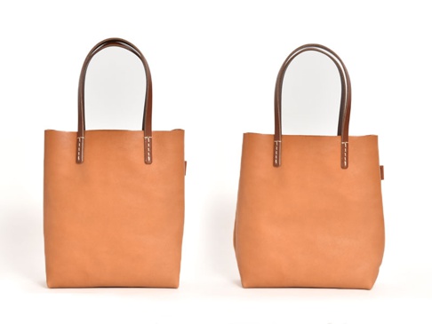 すっとしていたり、ころんとしていたり。柔らかい革なので入れる荷物でシルエットが変化することもあります。