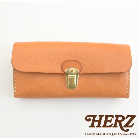 職人手作皮革長夾，手風琴式多卡層設計，採用棕色皮革，搭配復古金色金屬鎖扣，展現簡約質感。