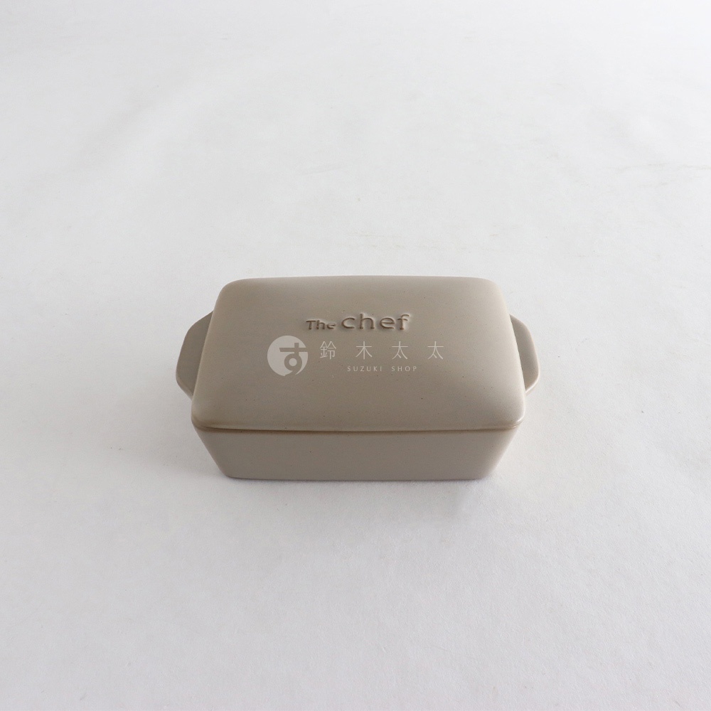 The Chef 品牌淺灰色陶製耐熱烤盤 mini，長方形附蓋設計，側面有提把，蓋子上有品牌標誌及日文店名。