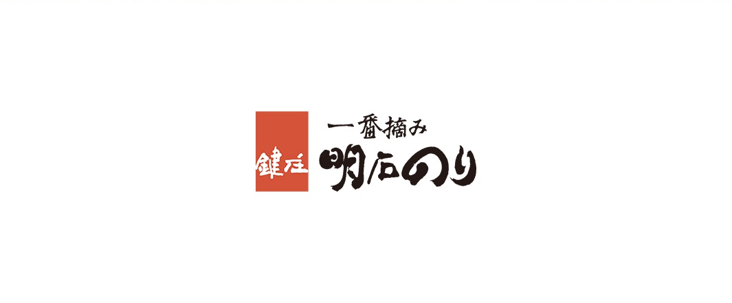 紅底白字方塊旁有黑色手寫日文，上方寫著「一番摘み」，下方寫著「明石のり」，此為一番摘味付海苔的品牌標誌。