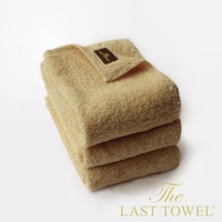 The LAST TOWEL 魔法瞬吸純棉柔毛巾三入組，呈現柔和的米黃色，材質為純棉，質地蓬鬆柔軟，頂部毛巾帶有品牌標籤。