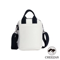 高爾夫方形側背包，採用紋理皮革材質，主體為白色，搭配黑色織帶提把與可拆卸肩帶，肩帶上印有品牌名稱。