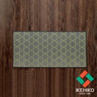 淺灰色榻榻米廚房地墊，織有綠色線條構成的幾何圖案，尺寸為60x150公分，鋪設在仿木紋地板上。