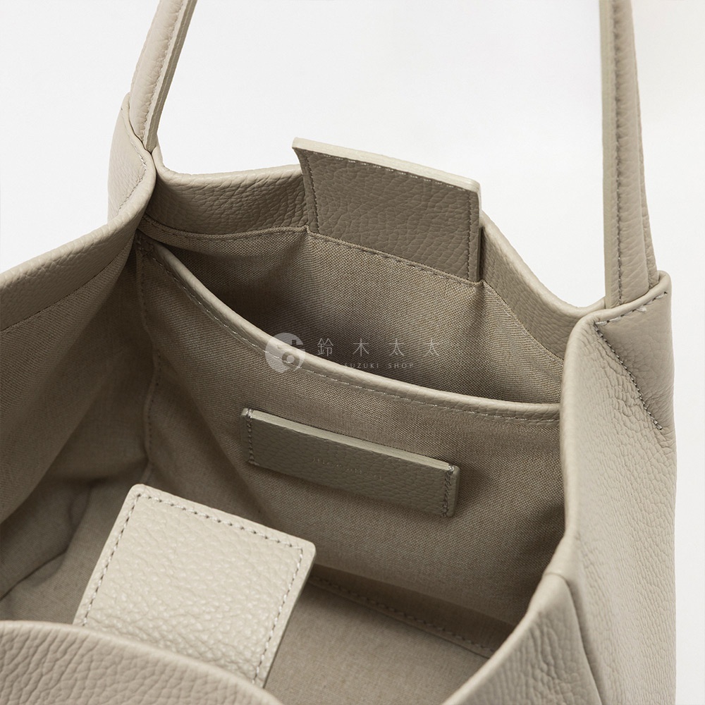 itten-itten 義大利皮革點結吊飾中型托特包內部，設有織物襯裡和品牌標籤，以及外部的皮革掛飾細節。