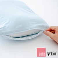 淺藍色嬰兒皇冠枕，特寫拉鍊處，露出枕芯的網狀透氣材質。