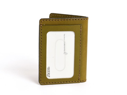 橄欖綠皮革製成的手工三折票券收納夾，設有透明證件夾層，邊緣有縫線細節，品牌標誌印於證件夾層內。