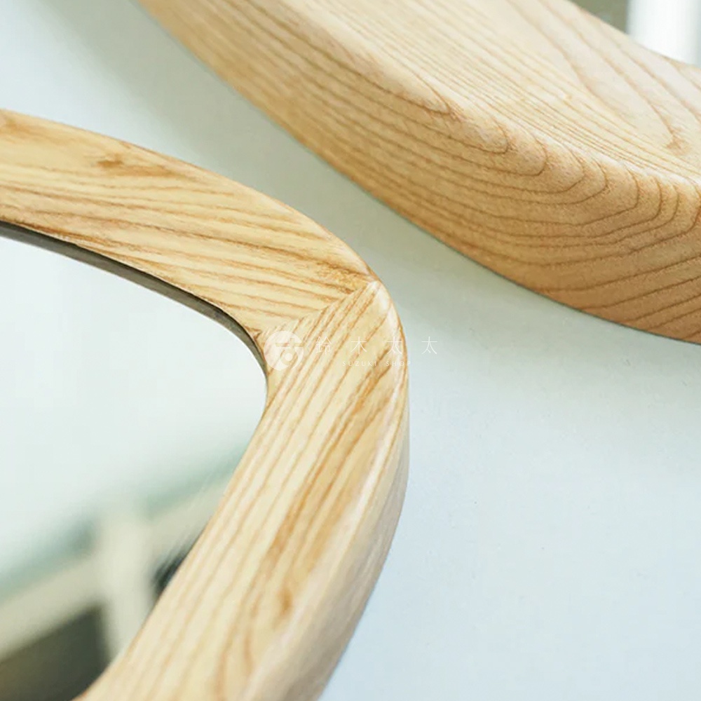 天然淺木色木框，展現溫潤質感，鏡面反射出柔和光線。