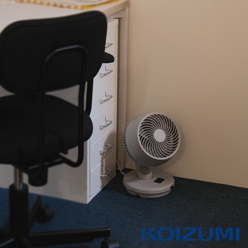 淺灰色鵝頸颶風智能循環扇，圓形扇葉網罩，帶有可調節角度的底座，放置在地毯上。