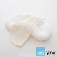 王樣の雲上枕專用枕套，白色枕體，搭配淺米色布料覆蓋，枕套材質為柔軟織物，設計簡約。