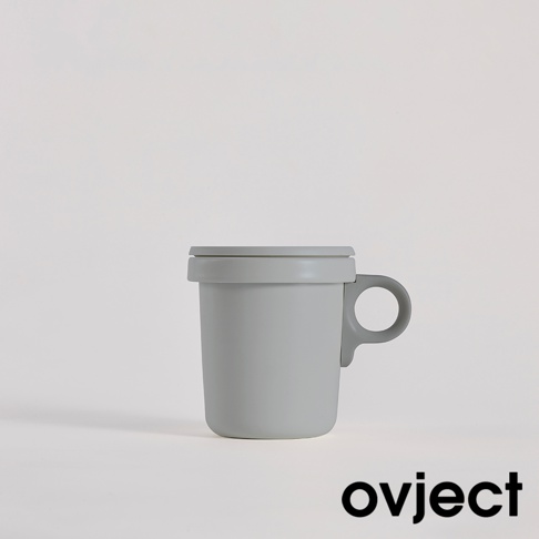 灰色琺瑯馬克杯，帶有同色系蓋子和提把，簡約設計。