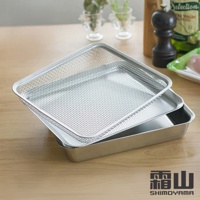 銀色 304 不鏽鋼製成的方形瀝水網籃，疊放在一個同材質的長方形托盤上。網籃網孔細密，托盤邊緣帶有弧度。