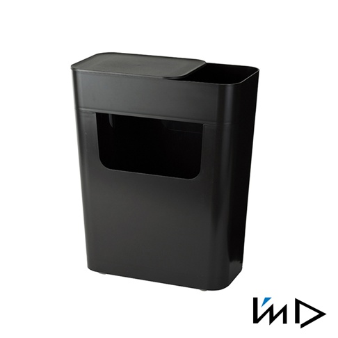 ENOTS 黑色塑膠側面收納置物活動邊桌，具有滑蓋和開放式收納槽，底部有輪子。