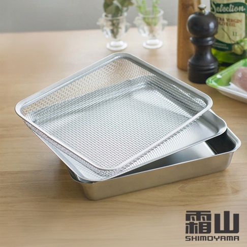 銀色 304 不鏽鋼製成的方形瀝水網籃，疊放在一個同材質的長方形托盤上。網籃網孔細密，托盤邊緣帶有弧度。