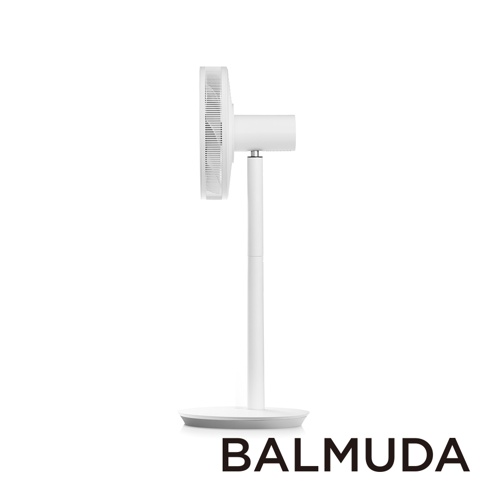 The GreenFan 風扇，白色，採用簡約設計，具有細緻網格的扇葉和直立式支架，搭配圓形底座，整體呈現現代感。