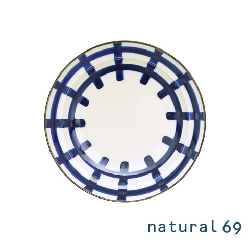 焦吳須圓盤，白色陶瓷盤面，以深藍色線條勾勒出網格狀圖案，盤緣帶有細緻的金色邊飾。