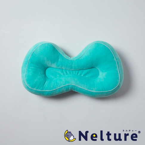 時尚土耳其藍色蝴蝶形狀矯正坐墊，帶有白色滾邊，置於淺灰色背景上，下方有 Nelture 品牌標誌。