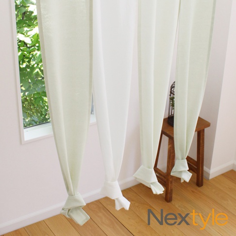 淺綠色與白色半透明布料製成的四開式門簾，布料輕盈垂墜，底部以布繩綁成蝴蝶結狀，營造柔和的居家氛圍，旁邊有木製小凳及鳥籠裝飾。