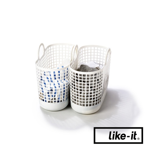 兩個白色網格狀手提式洗衣籃，其中一個籃子裡裝有藍白條紋衣物，另一個籃子裡裝有灰色織物。