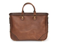 棕色皮革製成的職人手作兩用商務托特包，設有兩個頂部手柄和金屬扣件，包包底部有加固設計。