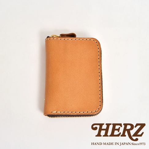 職人手作皮革多用途收納鑰匙包 KE-4，呈現天然皮革的棕褐色，以精緻的縫線圍繞，搭配金屬拉鍊，簡約而實用。