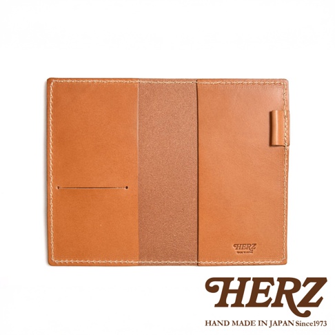 職人手作皮革輕便記事本書套，淺棕色皮革，內含筆插，縫線清晰，質感佳。