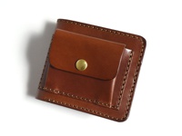 職人手作咖啡色雙折皮革短夾，外附一個帶有黃銅按扣的零錢袋，邊緣有明顯的縫線。