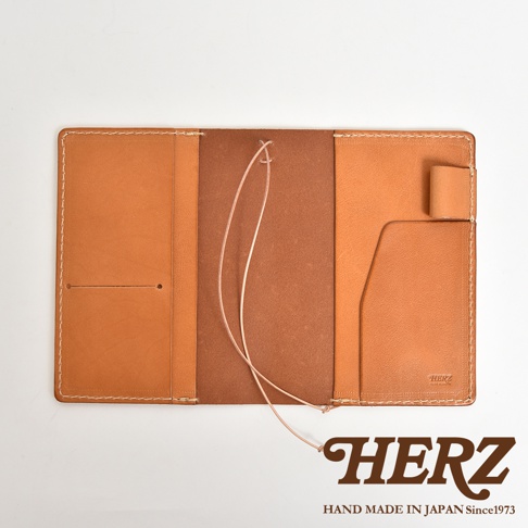 HERZ手帳書套，採用棕色皮革製作，內有卡槽與繩帶設計