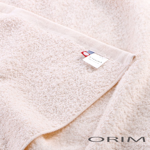 BULKY PRO今治沙龍浴巾，米白色，觸感柔軟蓬鬆，帶有細緻織紋，角落處有 ORIM 品牌標籤。