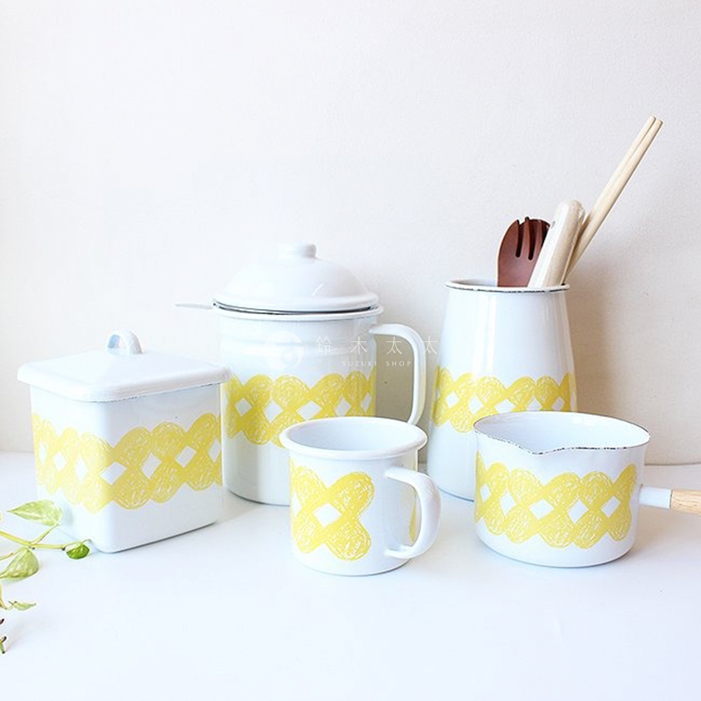 白色琺瑯馬克杯，帶有黃色手繪菱形網格圖案，杯身圓潤，配有弧形提把。