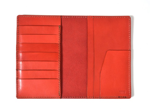 職人手作皮革多用途收納長夾 (KB-5)，亮橘紅色皮革內裡，設有八個卡槽、兩個鈔票夾層及一個內袋。