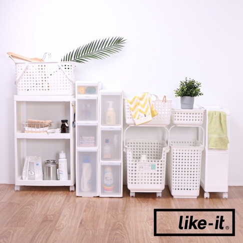 白色塑膠製成的疊疊四抽夾縫收納櫃，搭配同色系置物架、洗衣籃和濾網籃，展示於木質地板背景前，營造簡潔明亮的居家收納空間。