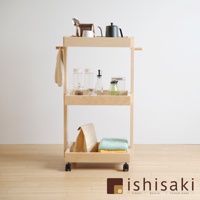 淺色木製三層收納推車，頂層有黑色水壺、白色杯子、餐具組和收納架；中層擺放數個透明儲物罐，其中包含調味料和綠色液體；底層有紙袋及疊放的藍綠色與黃色毛巾，推車下方裝有四個黑色輪子。