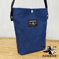 深藍色刺子織平板收納側背包，表面有菱格紋縫線，中央有一個黑色標籤，印有日文「犬印鞄製作所」及「東京 淺草」字樣，有黑色背帶及金屬釦。