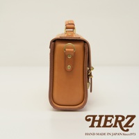 職人手作皮革極簡風兩用迷你單肩包，呈現溫潤的棕褐色調，質感紮實的皮革搭配復古金屬扣環，設計簡約實用。