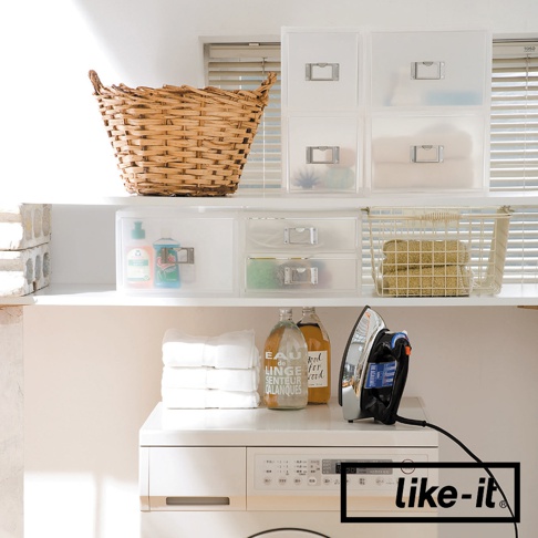 數個透明窄版可疊式收納盒，其中包含清潔用品、毛巾和洗衣籃。