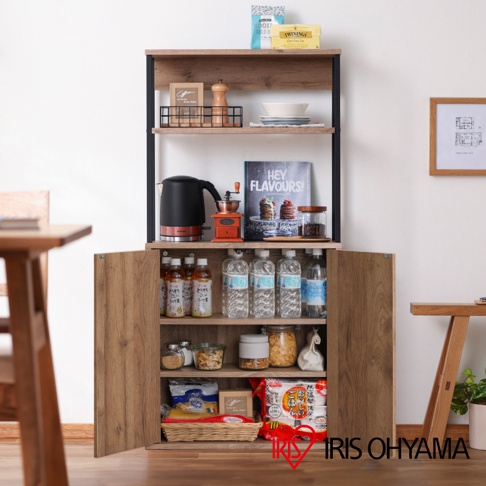 鐵木櫥櫃 IWKC-590，木紋色，帶有黑色金屬框架，共四層，展示了多種廚房用品，如電熱水壺、磨豆機、瓶裝水、零食罐和包裝食品。