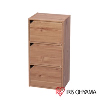 淺木色三層收納櫃，櫃體及門板皆為木質，門板上有斜角設計，底部右側印有IRIS OHYAMA標誌。