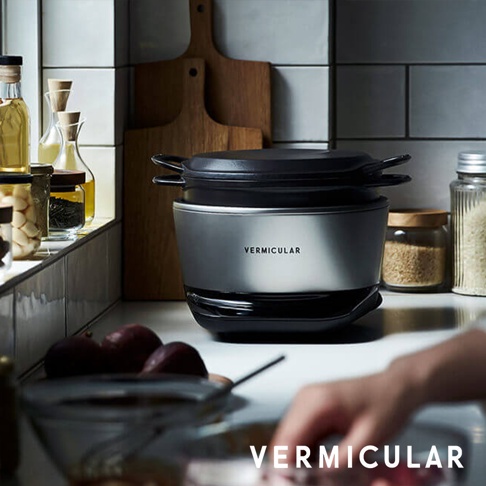 銀色 Vermicular mini IH 鑄鐵鍋，搭配黑色上蓋及底部，鍋身簡潔，品牌名稱「VERMICULAR」印於前方，整體呈現現代廚具質感。