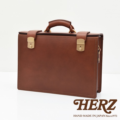 職人手作皮革兩用機師箱，深棕色皮革，配備金色鎖扣及手提把，風格經典。