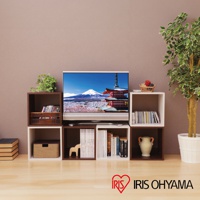 展示了圓角無門組合收納櫃，櫃體為木質，有深棕色和白色兩種顏色。櫃子上擺放著電視、書籍、裝飾品和植物，營造出居家生活氛圍。