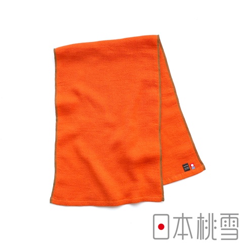 一張日本桃雪品牌的亮橘色今治輕量快乾運動長毛巾，平鋪於白色背景上，毛巾邊緣有褐色車縫線裝飾，右下角縫有品牌商標及今治毛巾認證標籤，右下方並帶有日本桃雪品牌標誌。