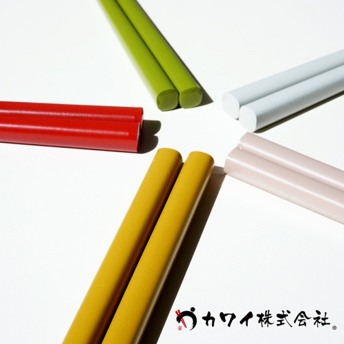 五雙現代原彩木筷，分別為紅色、黃色、綠色、白色和粉色，皆為 23 公分長，筷身圓潤光滑。