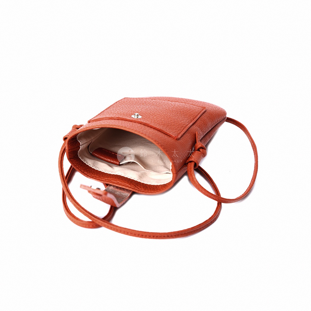 itten-itten 義大利皮革散步手機包，橘色，頂部翻蓋設計，側邊束繩裝飾，搭配可調式背帶。