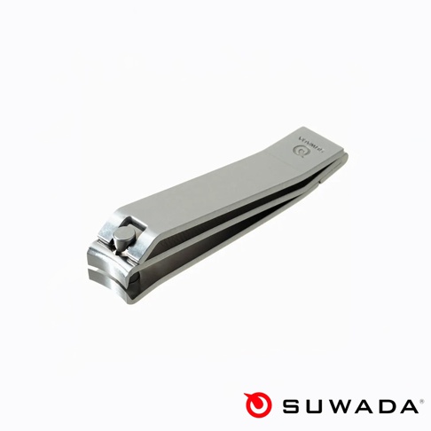 銀色金屬質感的SUWADA摺疊式指甲剪，表面呈現細緻的霧面光澤，整體設計簡潔俐落，頂端刻有品牌標誌，於白色背景下呈現優雅且具質感的職人手工藝風格。