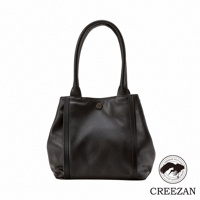 JETTER 方形托特包 CJTE-026，黑色荔枝紋皮革材質，圓弧形提把，包身簡潔，中央有品牌金屬釦裝飾。