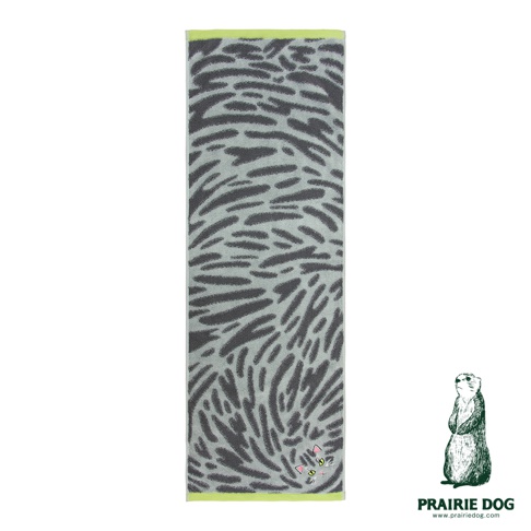 一條長方形的 Prairie Dog 今治細柔貓感刺繡毛巾，整體為灰底搭配深灰色不規則條紋圖案，設計呈現彷彿貓咪隱藏在紋路中，僅露出一雙明亮眼眸與粉色耳朵，毛巾上下兩端配有亮黃色邊框細節。