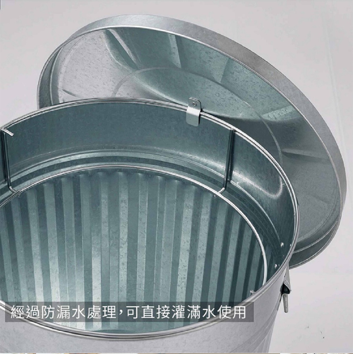 此圖片顯示一個日本製 OBAKETSU 33L 鍍鋅鋼製垃圾桶，頂部特寫，蓋子打開，桶身內部可見防漏水處理，可直接盛水使用